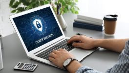 homme-utilisant-un-ordinateur-qui-affiche-cybersecurite-sur-son-ecran